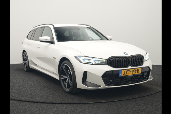 BMW 3 Serie Touring 320e M Sport FACELIFT PHEV 204pk Dealer O.H | Trekhaak Af Fabriek | Adapive Cruise | Widescreen Navi | Head Up | Alcantara Sportstoelen Verwarmd | Camera & Parkassist | Apple Carplay | Plug In Hybrid