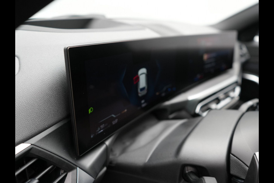 BMW 3 Serie Touring 320e M Sport FACELIFT PHEV 204pk Dealer O.H | Trekhaak Af Fabriek | Adapive Cruise | Widescreen Navi | Head Up | Alcantara Sportstoelen Verwarmd | Camera & Parkassist | Apple Carplay | Plug In Hybrid