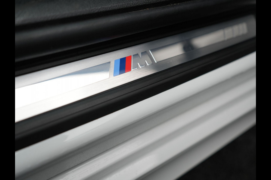 BMW 3 Serie Touring 320e M Sport FACELIFT PHEV 204pk Dealer O.H | Trekhaak Af Fabriek | Adapive Cruise | Widescreen Navi | Head Up | Alcantara Sportstoelen Verwarmd | Camera & Parkassist | Apple Carplay | Plug In Hybrid