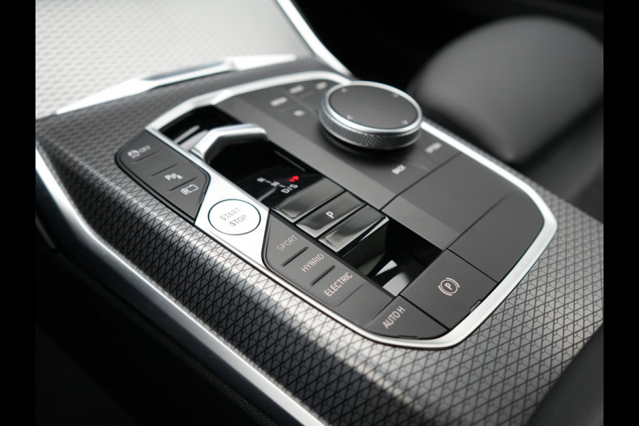 BMW 3 Serie Touring 320e M Sport FACELIFT PHEV 204pk Dealer O.H | Trekhaak Af Fabriek | Adapive Cruise | Widescreen Navi | Head Up | Alcantara Sportstoelen Verwarmd | Camera & Parkassist | Apple Carplay | Plug In Hybrid