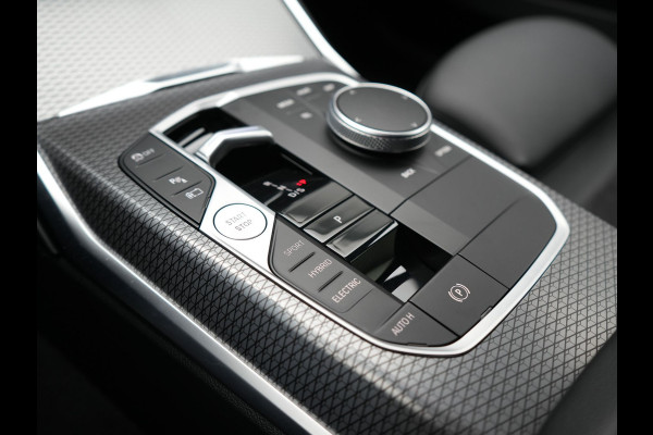 BMW 3 Serie Touring 320e M Sport FACELIFT PHEV 204pk Dealer O.H | Trekhaak Af Fabriek | Adapive Cruise | Widescreen Navi | Head Up | Alcantara Sportstoelen Verwarmd | Camera & Parkassist | Apple Carplay | Plug In Hybrid