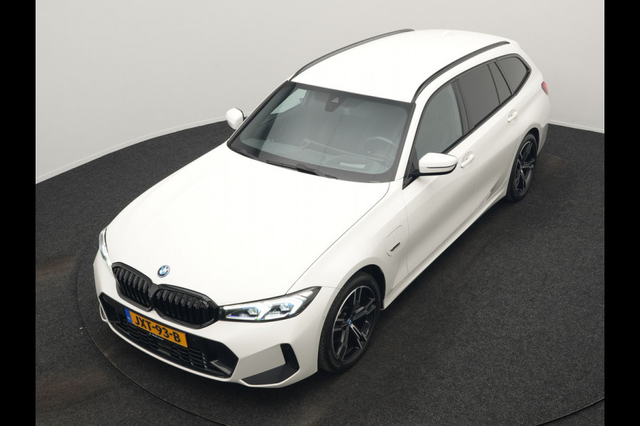 BMW 3 Serie Touring 320e M Sport FACELIFT PHEV 204pk Dealer O.H | Trekhaak Af Fabriek | Adapive Cruise | Widescreen Navi | Head Up | Alcantara Sportstoelen Verwarmd | Camera & Parkassist | Apple Carplay | Plug In Hybrid