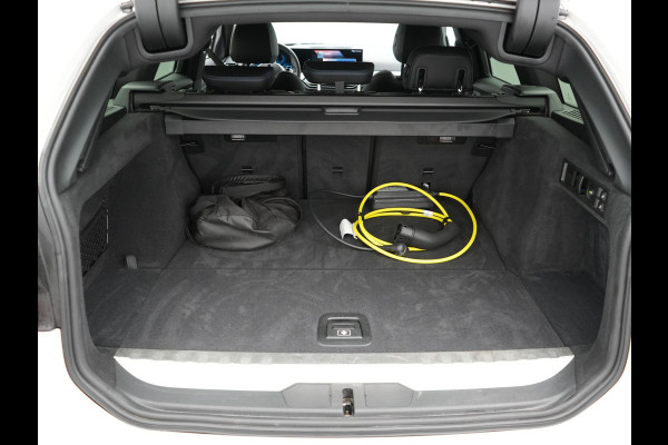 BMW 3 Serie Touring 320e M Sport FACELIFT PHEV 204pk Dealer O.H | Trekhaak Af Fabriek | Adapive Cruise | Widescreen Navi | Head Up | Alcantara Sportstoelen Verwarmd | Camera & Parkassist | Apple Carplay | Plug In Hybrid