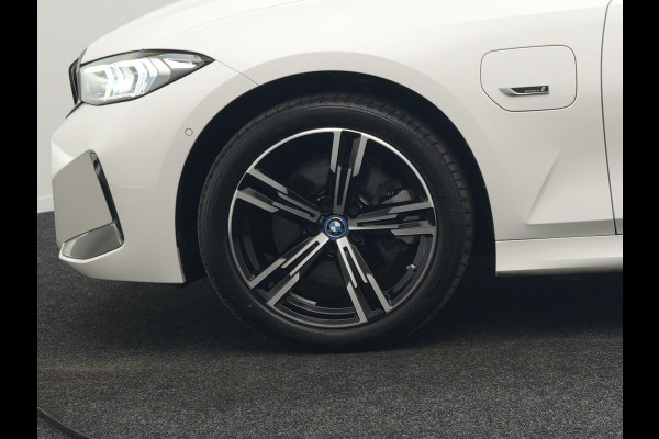 BMW 3 Serie Touring 320e M Sport FACELIFT PHEV 204pk Dealer O.H | Trekhaak Af Fabriek | Adapive Cruise | Widescreen Navi | Head Up | Alcantara Sportstoelen Verwarmd | Camera & Parkassist | Apple Carplay | Plug In Hybrid