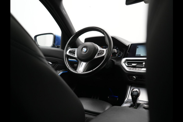 BMW 3 Serie 318i M Sport Shadow 156pk Dealer O.H | Panodak | Alcantara Sportstoelen Verwarmd | Camera & Parkassist | Keyless | Hifi Audio | Apple Carplay | 18"L.M | Sfeerverlichting |