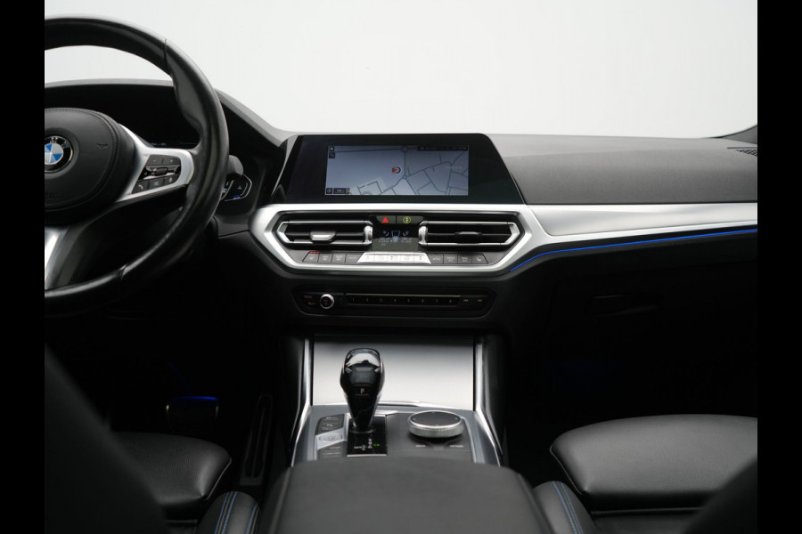 BMW 3 Serie 318i M Sport Shadow 156pk Dealer O.H | Panodak | Alcantara Sportstoelen Verwarmd | Camera & Parkassist | Keyless | Hifi Audio | Apple Carplay | 18"L.M | Sfeerverlichting |