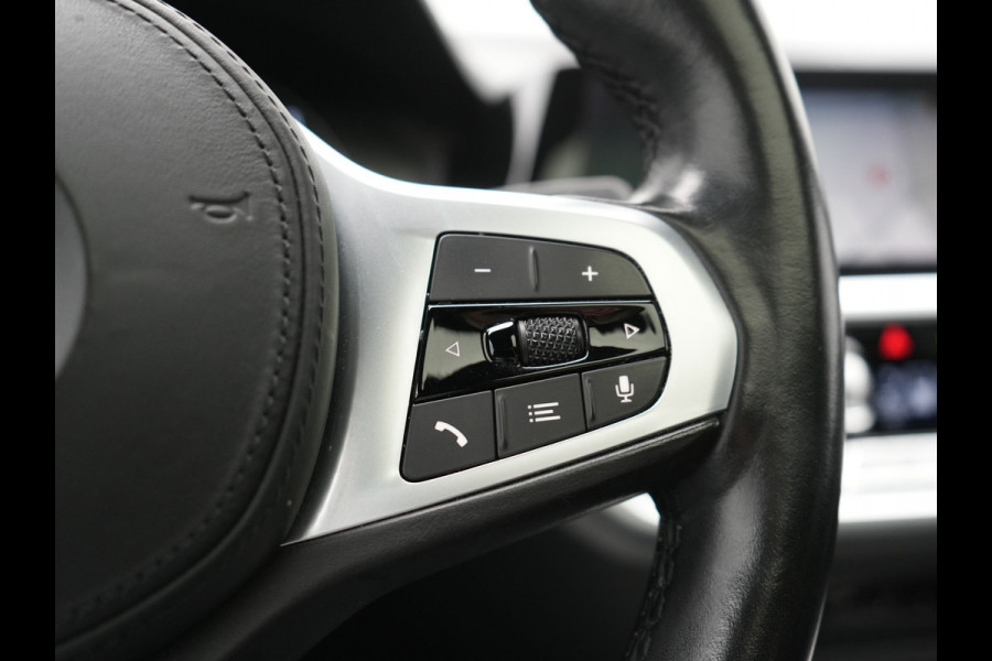 BMW 3 Serie 318i M Sport Shadow 156pk Dealer O.H | Panodak | Alcantara Sportstoelen Verwarmd | Camera & Parkassist | Keyless | Hifi Audio | Apple Carplay | 18"L.M | Sfeerverlichting |