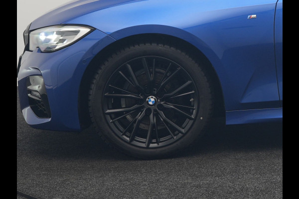 BMW 3 Serie 318i M Sport Shadow 156pk Dealer O.H | Panodak | Alcantara Sportstoelen Verwarmd | Camera & Parkassist | Keyless | Hifi Audio | Apple Carplay | 18"L.M | Sfeerverlichting |