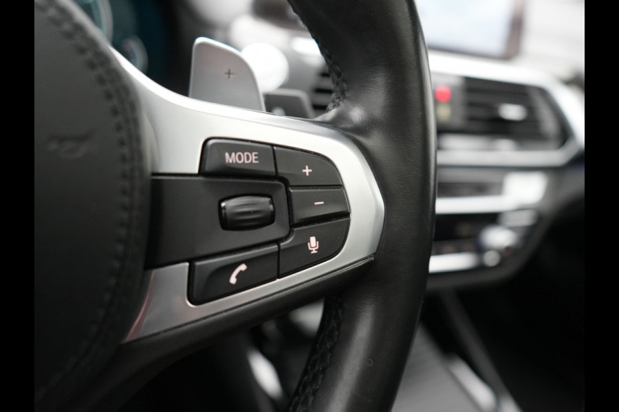 BMW X3 xDrive20i M Sport Shadow 184pk Dealer O.H | Trekhaak af Fabriek | Panodak | Adaptive Cruise | Sportstoelen Memory | Harman Kardon |  Head Up | 19"L.M | BLIS |
