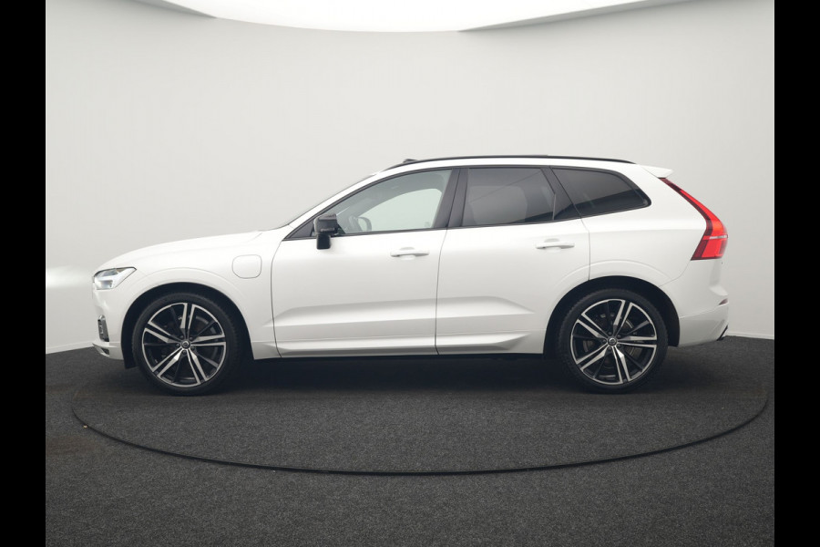 Volvo XC60 Recharge T8 AWD R-Design PHEV 391pk Dealer O.H. | Panodak | Luchtvering | Head Up | Camera | Harman & Kardon | Sportstoelen Memory & Verwarmd | 21"L.M | Apple Carplay | Keyless | Blis | Virtual | Navigatie | DAB | Plug In Hybrid