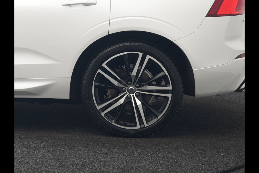 Volvo XC60 Recharge T8 AWD R-Design PHEV 391pk Dealer O.H. | Panodak | Luchtvering | Head Up | Camera | Harman & Kardon | Sportstoelen Memory & Verwarmd | 21"L.M | Apple Carplay | Keyless | Blis | Virtual | Navigatie | DAB | Plug In Hybrid