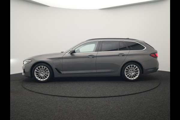 BMW 5 Serie Touring 530e Sportline PHEV 293pk Dealer O.H Bernina Grau Metallic | Trekhaak Afn. | M Sportstuur | Camera | Lederen Sportstoelen Verwarmd | Cruise Control | BMW LED | Hifi Sound | Apple Carplay | Navigatie | Virtual | DAB |  Plug In Hybrid