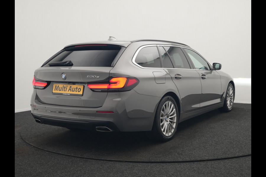 BMW 5 Serie Touring 530e Sportline PHEV 293pk Dealer O.H Bernina Grau Metallic | Trekhaak Afn. | M Sportstuur | Camera | Lederen Sportstoelen Verwarmd | Cruise Control | BMW LED | Hifi Sound | Apple Carplay | Navigatie | Virtual | DAB |  Plug In Hybrid
