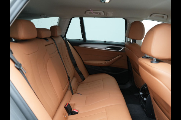 BMW 5 Serie Touring 530e Sportline PHEV 293pk Dealer O.H Bernina Grau Metallic | Trekhaak Afn. | M Sportstuur | Camera | Lederen Sportstoelen Verwarmd | Cruise Control | BMW LED | Hifi Sound | Apple Carplay | Navigatie | Virtual | DAB |  Plug In Hybrid