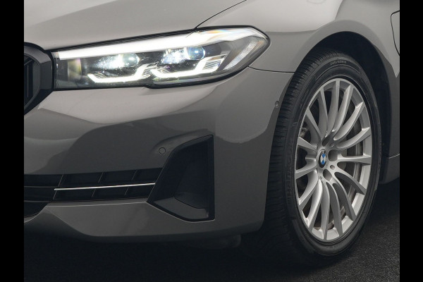BMW 5 Serie Touring 530e Sportline PHEV 293pk Dealer O.H Bernina Grau Metallic | Trekhaak Afn. | M Sportstuur | Camera | Lederen Sportstoelen Verwarmd | Cruise Control | BMW LED | Hifi Sound | Apple Carplay | Navigatie | Virtual | DAB |  Plug In Hybrid