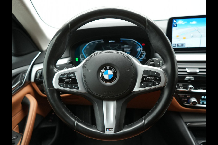BMW 5 Serie Touring 530e Sportline PHEV 293pk Dealer O.H Bernina Grau Metallic | Trekhaak Afn. | M Sportstuur | Camera | Lederen Sportstoelen Verwarmd | Cruise Control | BMW LED | Hifi Sound | Apple Carplay | Navigatie | Virtual | DAB |  Plug In Hybrid