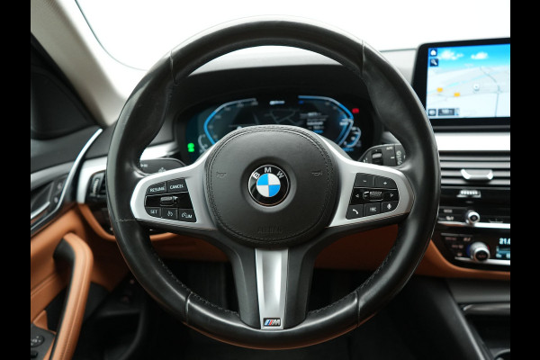 BMW 5 Serie Touring 530e Sportline PHEV 293pk Dealer O.H Bernina Grau Metallic | Trekhaak Afn. | M Sportstuur | Camera | Lederen Sportstoelen Verwarmd | Cruise Control | BMW LED | Hifi Sound | Apple Carplay | Navigatie | Virtual | DAB |  Plug In Hybrid