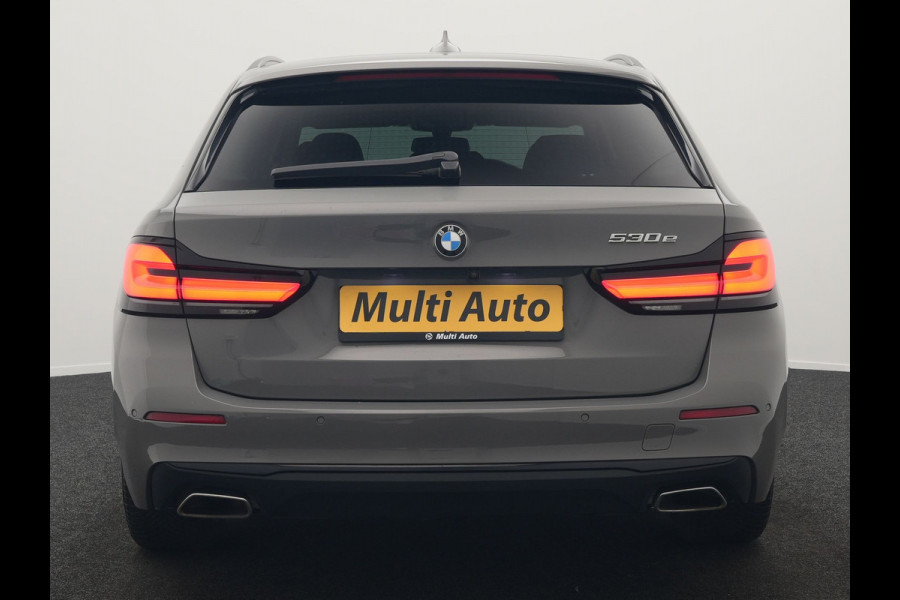 BMW 5 Serie Touring 530e Sportline PHEV 293pk Dealer O.H Bernina Grau Metallic | Trekhaak Afn. | M Sportstuur | Camera | Lederen Sportstoelen Verwarmd | Cruise Control | BMW LED | Hifi Sound | Apple Carplay | Navigatie | Virtual | DAB |  Plug In Hybrid