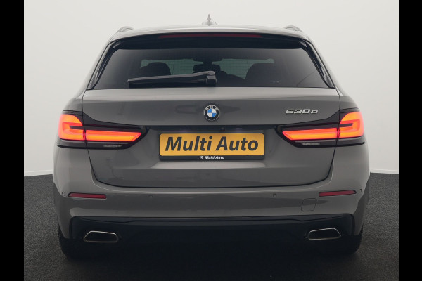 BMW 5 Serie Touring 530e Sportline PHEV 293pk Dealer O.H Bernina Grau Metallic | Trekhaak Afn. | M Sportstuur | Camera | Lederen Sportstoelen Verwarmd | Cruise Control | BMW LED | Hifi Sound | Apple Carplay | Navigatie | Virtual | DAB |  Plug In Hybrid