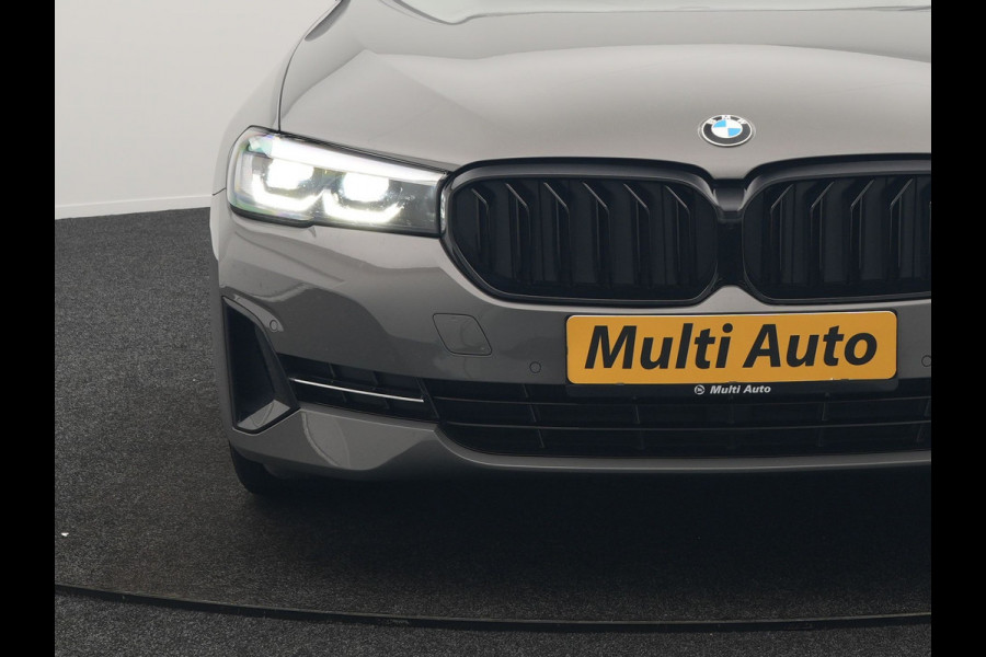 BMW 5 Serie Touring 530e Sportline PHEV 293pk Dealer O.H Bernina Grau Metallic | Trekhaak Afn. | M Sportstuur | Camera | Lederen Sportstoelen Verwarmd | Cruise Control | BMW LED | Hifi Sound | Apple Carplay | Navigatie | Virtual | DAB |  Plug In Hybrid