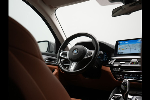 BMW 5 Serie Touring 530e Sportline PHEV 293pk Dealer O.H Bernina Grau Metallic | Trekhaak Afn. | M Sportstuur | Camera | Lederen Sportstoelen Verwarmd | Cruise Control | BMW LED | Hifi Sound | Apple Carplay | Navigatie | Virtual | DAB |  Plug In Hybrid