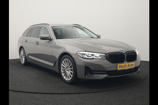 BMW 5 Serie Touring 530e Sportline PHEV 293pk Dealer O.H Bernina Grau Metallic | Trekhaak Afn. | M Sportstuur | Camera | Lederen Sportstoelen Verwarmd | Cruise Control | BMW LED | Hifi Sound | Apple Carplay | Navigatie | Virtual | DAB |  Plug In Hybrid