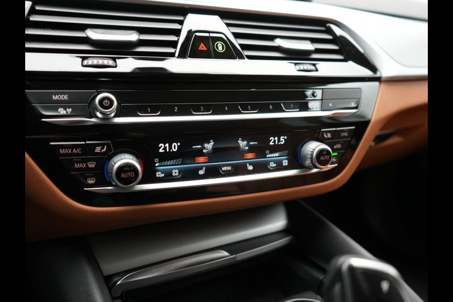 BMW 5 Serie Touring 530e Sportline PHEV 293pk Dealer O.H Bernina Grau Metallic | Trekhaak Afn. | M Sportstuur | Camera | Lederen Sportstoelen Verwarmd | Cruise Control | BMW LED | Hifi Sound | Apple Carplay | Navigatie | Virtual | DAB |  Plug In Hybrid