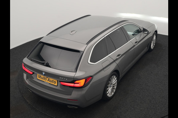 BMW 5 Serie Touring 530e Sportline PHEV 293pk Dealer O.H Bernina Grau Metallic | Trekhaak Afn. | M Sportstuur | Camera | Lederen Sportstoelen Verwarmd | Cruise Control | BMW LED | Hifi Sound | Apple Carplay | Navigatie | Virtual | DAB |  Plug In Hybrid