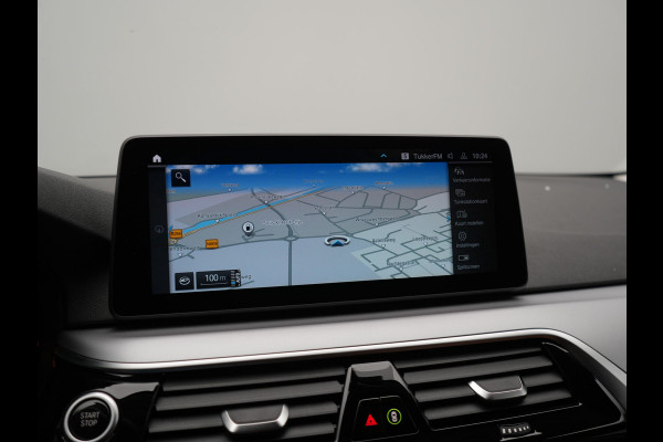 BMW 5 Serie Touring 530e Sportline PHEV 293pk Dealer O.H Bernina Grau Metallic | Trekhaak Afn. | M Sportstuur | Camera | Lederen Sportstoelen Verwarmd | Cruise Control | BMW LED | Hifi Sound | Apple Carplay | Navigatie | Virtual | DAB |  Plug In Hybrid