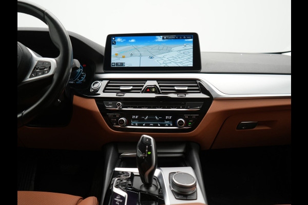 BMW 5 Serie Touring 530e Sportline PHEV 293pk Dealer O.H Bernina Grau Metallic | Trekhaak Afn. | M Sportstuur | Camera | Lederen Sportstoelen Verwarmd | Cruise Control | BMW LED | Hifi Sound | Apple Carplay | Navigatie | Virtual | DAB |  Plug In Hybrid