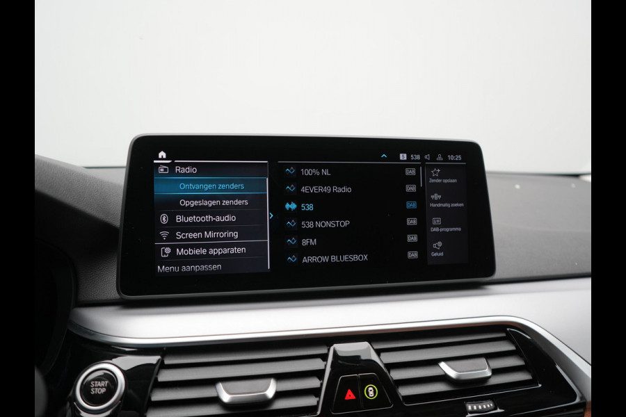 BMW 5 Serie Touring 530e Sportline PHEV 293pk Dealer O.H Bernina Grau Metallic | Trekhaak Afn. | M Sportstuur | Camera | Lederen Sportstoelen Verwarmd | Cruise Control | BMW LED | Hifi Sound | Apple Carplay | Navigatie | Virtual | DAB |  Plug In Hybrid