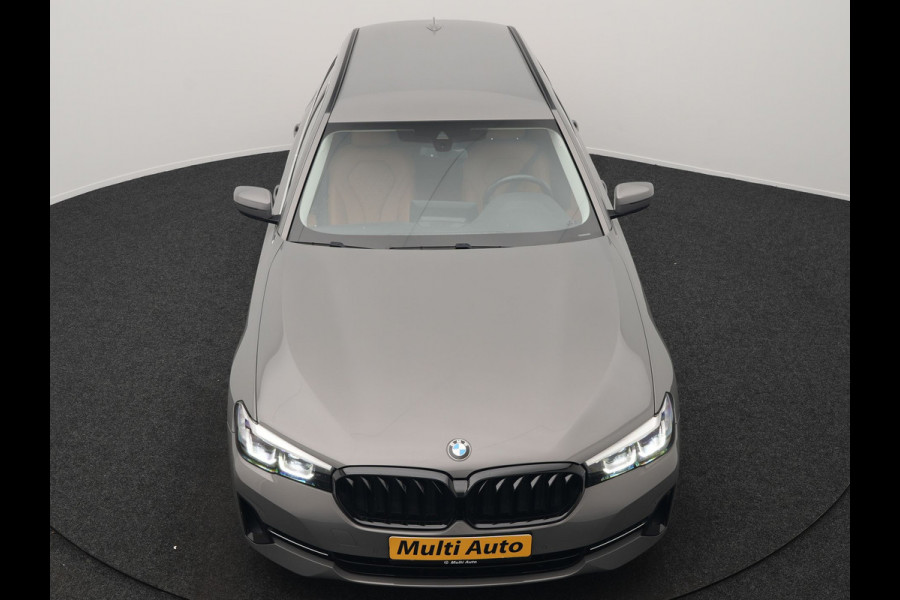 BMW 5 Serie Touring 530e Sportline PHEV 293pk Dealer O.H Bernina Grau Metallic | Trekhaak Afn. | M Sportstuur | Camera | Lederen Sportstoelen Verwarmd | Cruise Control | BMW LED | Hifi Sound | Apple Carplay | Navigatie | Virtual | DAB |  Plug In Hybrid