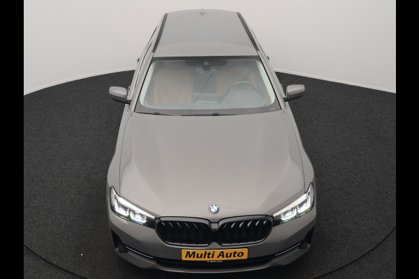 BMW 5 Serie Touring 530e Sportline PHEV 293pk Dealer O.H Bernina Grau Metallic | Trekhaak Afn. | M Sportstuur | Camera | Lederen Sportstoelen Verwarmd | Cruise Control | BMW LED | Hifi Sound | Apple Carplay | Navigatie | Virtual | DAB |  Plug In Hybrid