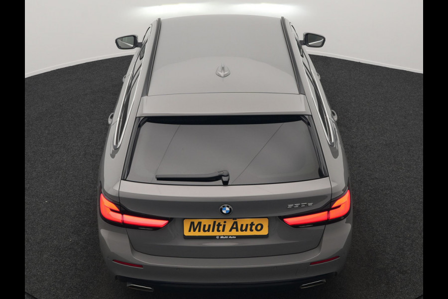 BMW 5 Serie Touring 530e Sportline PHEV 293pk Dealer O.H Bernina Grau Metallic | Trekhaak Afn. | M Sportstuur | Camera | Lederen Sportstoelen Verwarmd | Cruise Control | BMW LED | Hifi Sound | Apple Carplay | Navigatie | Virtual | DAB |  Plug In Hybrid