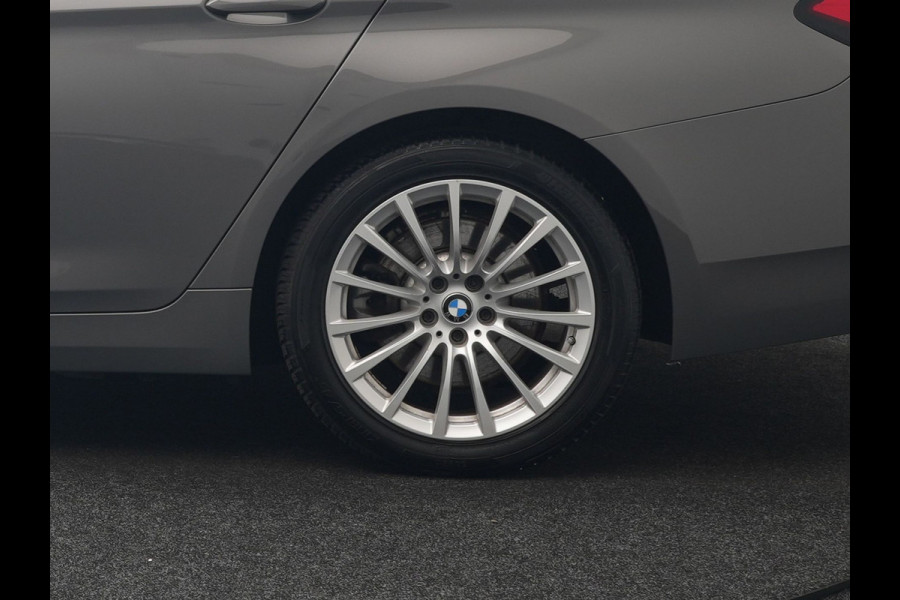 BMW 5 Serie Touring 530e Sportline PHEV 293pk Dealer O.H Bernina Grau Metallic | Trekhaak Afn. | M Sportstuur | Camera | Lederen Sportstoelen Verwarmd | Cruise Control | BMW LED | Hifi Sound | Apple Carplay | Navigatie | Virtual | DAB |  Plug In Hybrid