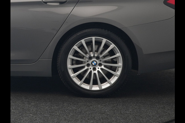 BMW 5 Serie Touring 530e Sportline PHEV 293pk Dealer O.H Bernina Grau Metallic | Trekhaak Afn. | M Sportstuur | Camera | Lederen Sportstoelen Verwarmd | Cruise Control | BMW LED | Hifi Sound | Apple Carplay | Navigatie | Virtual | DAB |  Plug In Hybrid