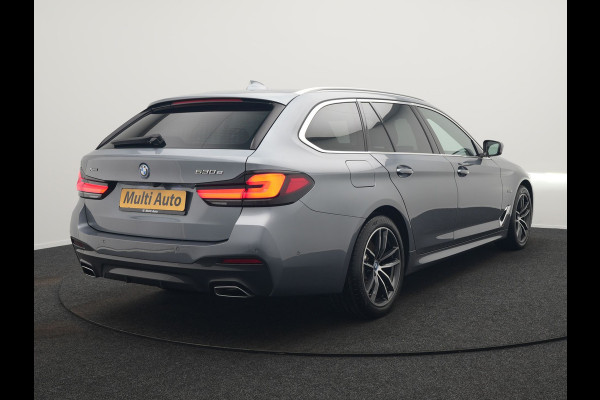 BMW 5 Serie Touring 530e xDrive M Sport PHEV 293pk Dealer O.H. | Panodak | Head Up | Laser LED | 360 Camera | Harman & Kardon | Sfeerverlichting | Alcantara Sportstoelen Verwarmd | Keyless | Blis | Virtual | Navigatie | DAB | Plug In Hybrid