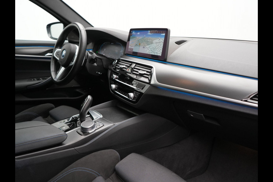 BMW 5 Serie Touring 530e xDrive M Sport PHEV 293pk Dealer O.H. | Panodak | Head Up | Laser LED | 360 Camera | Harman & Kardon | Sfeerverlichting | Alcantara Sportstoelen Verwarmd | Keyless | Blis | Virtual | Navigatie | DAB | Plug In Hybrid
