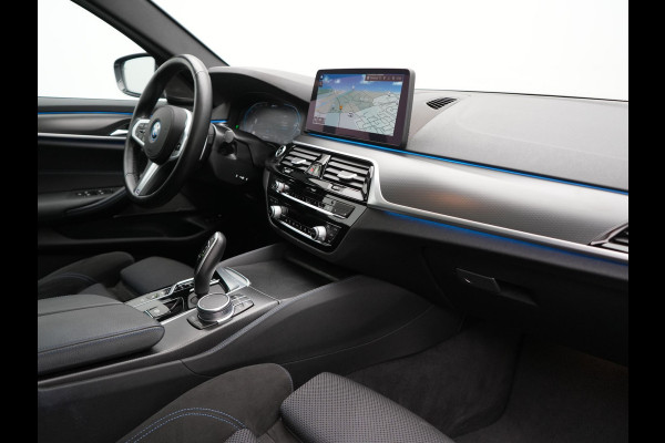 BMW 5 Serie Touring 530e xDrive M Sport PHEV 293pk Dealer O.H. | Panodak | Head Up | Laser LED | 360 Camera | Harman & Kardon | Sfeerverlichting | Alcantara Sportstoelen Verwarmd | Keyless | Blis | Virtual | Navigatie | DAB | Plug In Hybrid