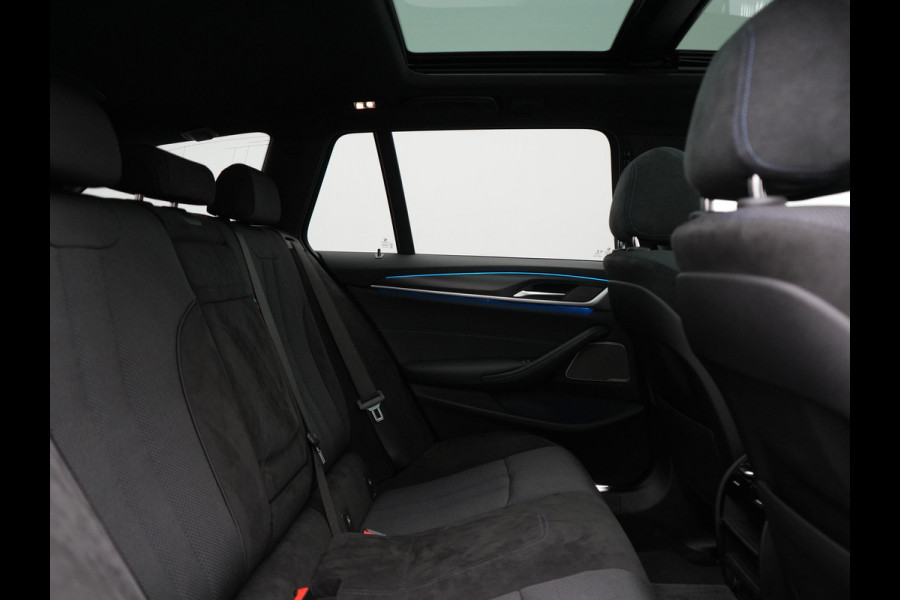 BMW 5 Serie Touring 530e xDrive M Sport PHEV 293pk Dealer O.H. | Panodak | Head Up | Laser LED | 360 Camera | Harman & Kardon | Sfeerverlichting | Alcantara Sportstoelen Verwarmd | Keyless | Blis | Virtual | Navigatie | DAB | Plug In Hybrid