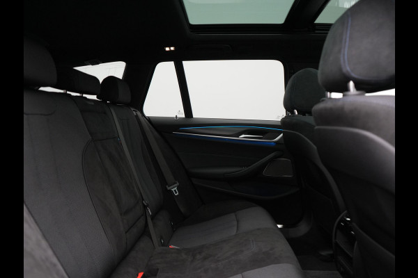 BMW 5 Serie Touring 530e xDrive M Sport PHEV 293pk Dealer O.H. | Panodak | Head Up | Laser LED | 360 Camera | Harman & Kardon | Sfeerverlichting | Alcantara Sportstoelen Verwarmd | Keyless | Blis | Virtual | Navigatie | DAB | Plug In Hybrid