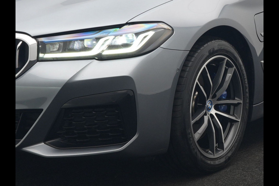 BMW 5 Serie Touring 530e xDrive M Sport PHEV 293pk Dealer O.H. | Panodak | Head Up | Laser LED | 360 Camera | Harman & Kardon | Sfeerverlichting | Alcantara Sportstoelen Verwarmd | Keyless | Blis | Virtual | Navigatie | DAB | Plug In Hybrid