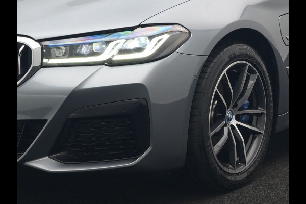 BMW 5 Serie Touring 530e xDrive M Sport PHEV 293pk Dealer O.H. | Panodak | Head Up | Laser LED | 360 Camera | Harman & Kardon | Sfeerverlichting | Alcantara Sportstoelen Verwarmd | Keyless | Blis | Virtual | Navigatie | DAB | Plug In Hybrid