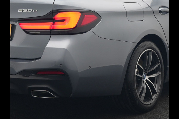 BMW 5 Serie Touring 530e xDrive M Sport PHEV 293pk Dealer O.H. | Panodak | Head Up | Laser LED | 360 Camera | Harman & Kardon | Sfeerverlichting | Alcantara Sportstoelen Verwarmd | Keyless | Blis | Virtual | Navigatie | DAB | Plug In Hybrid