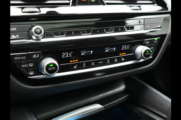 BMW 5 Serie Touring 530e xDrive M Sport PHEV 293pk Dealer O.H. | Panodak | Head Up | Laser LED | 360 Camera | Harman & Kardon | Sfeerverlichting | Alcantara Sportstoelen Verwarmd | Keyless | Blis | Virtual | Navigatie | DAB | Plug In Hybrid