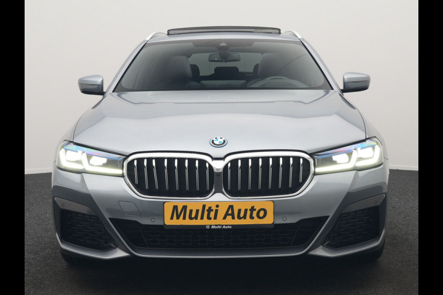 BMW 5 Serie Touring 530e xDrive M Sport PHEV 293pk Dealer O.H. | Panodak | Head Up | Laser LED | 360 Camera | Harman & Kardon | Sfeerverlichting | Alcantara Sportstoelen Verwarmd | Keyless | Blis | Virtual | Navigatie | DAB | Plug In Hybrid