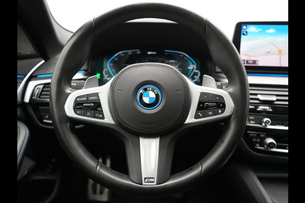 BMW 5 Serie Touring 530e xDrive M Sport PHEV 293pk Dealer O.H. | Panodak | Head Up | Laser LED | 360 Camera | Harman & Kardon | Sfeerverlichting | Alcantara Sportstoelen Verwarmd | Keyless | Blis | Virtual | Navigatie | DAB | Plug In Hybrid