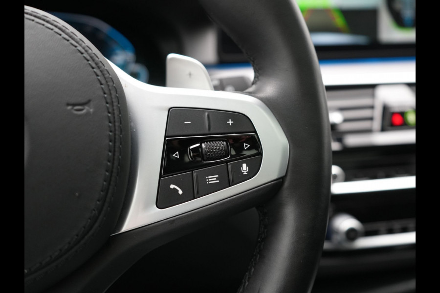BMW 5 Serie Touring 530e xDrive M Sport PHEV 293pk Dealer O.H. | Panodak | Head Up | Laser LED | 360 Camera | Harman & Kardon | Sfeerverlichting | Alcantara Sportstoelen Verwarmd | Keyless | Blis | Virtual | Navigatie | DAB | Plug In Hybrid
