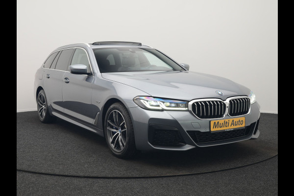 BMW 5 Serie Touring 530e xDrive M Sport PHEV 293pk Dealer O.H. | Panodak | Head Up | Laser LED | 360 Camera | Harman & Kardon | Sfeerverlichting | Alcantara Sportstoelen Verwarmd | Keyless | Blis | Virtual | Navigatie | DAB | Plug In Hybrid