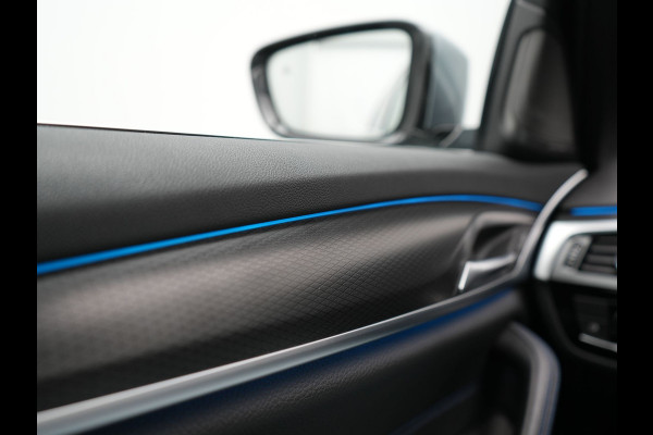 BMW 5 Serie Touring 530e xDrive M Sport PHEV 293pk Dealer O.H. | Panodak | Head Up | Laser LED | 360 Camera | Harman & Kardon | Sfeerverlichting | Alcantara Sportstoelen Verwarmd | Keyless | Blis | Virtual | Navigatie | DAB | Plug In Hybrid